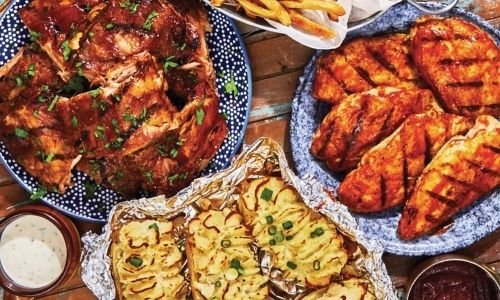Plateau bien garni de côtes de dos grillées, pommes de terre farcies et de poulet grillé