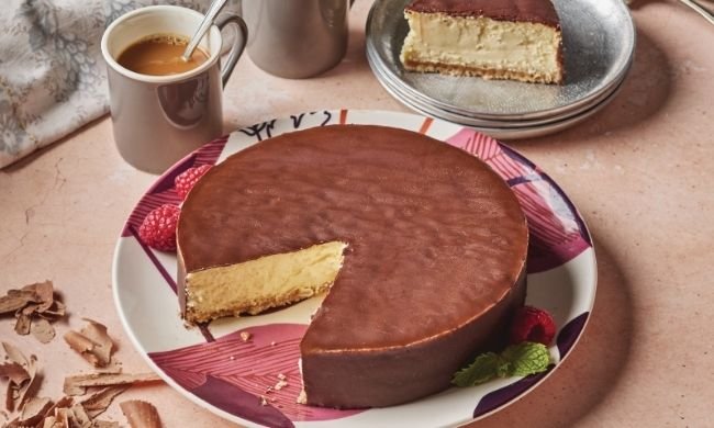 Gâteau au fromage enrobé de chocolat